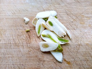 11、麻辣蟹钳,蒜切成片。
