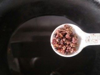 12、麻辣蟹钳,锅里放油加热，放花椒炒香后捞出。