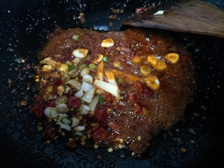 13、麻辣蟹钳,然后放入郫县豆瓣酱小火慢炒，炒出红油后放入葱姜蒜爆香。