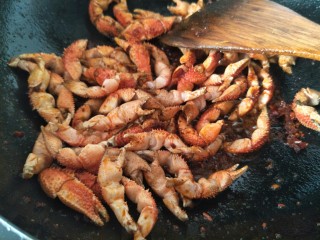 14、麻辣蟹钳,然后放入蟹钳炒。