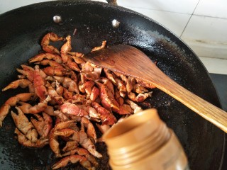 15、麻辣蟹钳,加入老抽，加入开水，少许糖盖锅盖焖煮。