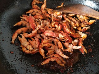 16、麻辣蟹钳,待汤汁收到少许就可以关火了。