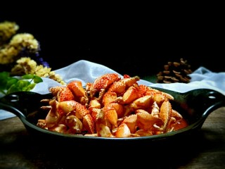 17、麻辣蟹钳,装到盘中，开吃了。