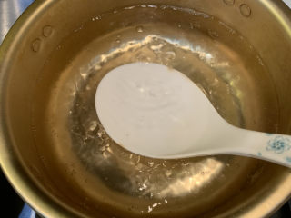 7、10分钟早餐面,把锅中的水煮沸腾