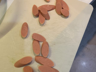 14、10分钟早餐面,把火腿切片