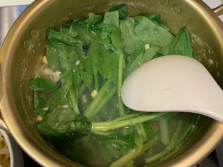 16、10分钟早餐面,把菜心放入锅里，煮熟