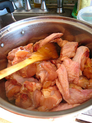 1、辣子鸡翅,鸡翅斩块，用酱油腌20min