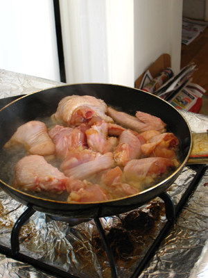 2、辣子鸡翅,鸡翅过油，炸到表面金黄