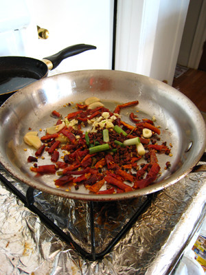 4、辣子鸡翅,锅内留底油，炒香葱姜蒜和辣椒花椒