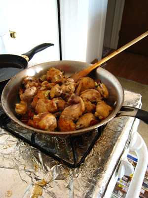 5、辣子鸡翅,倒入炸过的鸡翅，炒匀