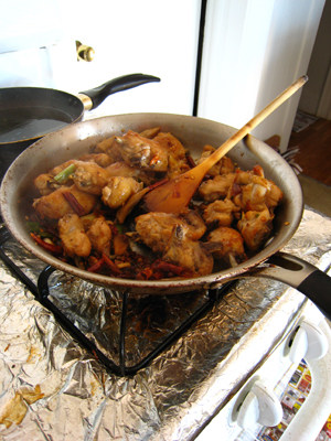 6、辣子鸡翅,烹入料酒，快速炒匀