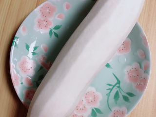 1、糖醋白萝卜,准备好白萝卜，削去外皮，洗净待用。