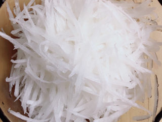 2、糖醋白萝卜,白萝卜叉丝儿。