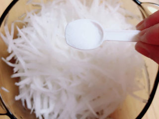 3、糖醋白萝卜,在白萝卜里放一些盐，腌制一下。