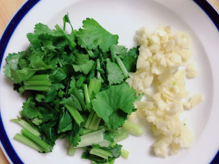 4、糖醋白萝卜,准备好蒜，香菜，切好待用。