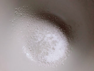 5、糖醋白萝卜,碗中放两勺白糖。