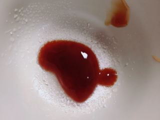 6、糖醋白萝卜,放入少许耗油。