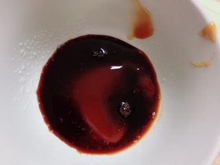 7、糖醋白萝卜,再放少许生抽。