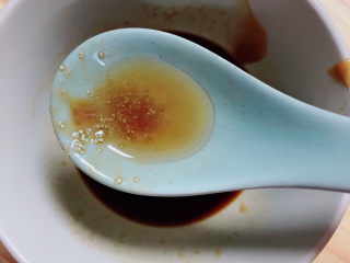 9、糖醋白萝卜,再来一些香油，搅拌均匀待用。