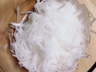 10、糖醋白萝卜,白萝卜腌制出的水，倒掉。