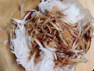 11、糖醋白萝卜,放入打好的调料。