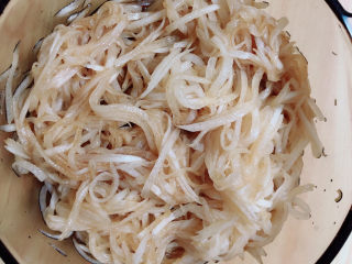 12、糖醋白萝卜,将白萝卜丝拌均匀。