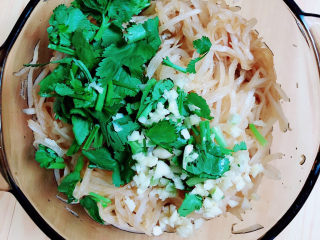 13、糖醋白萝卜,再放入香菜、蒜。