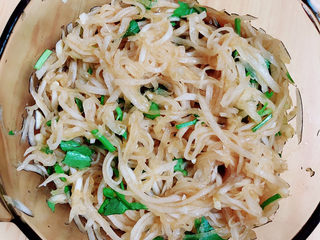 14、糖醋白萝卜,将凉菜拌均匀。