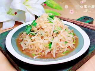 15、糖醋白萝卜,糖醋白萝卜盛盘。