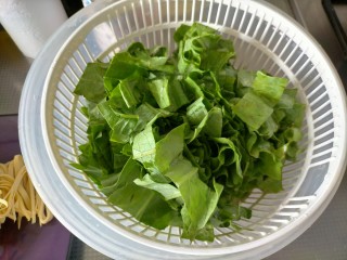 1、凉拌千张,莴笋叶切小段