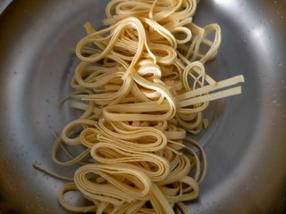 2、凉拌千张,烧开水烫千张断生