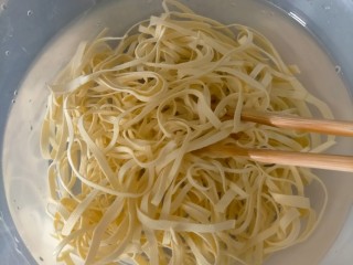 3、凉拌千张,捞出过凉水两遍