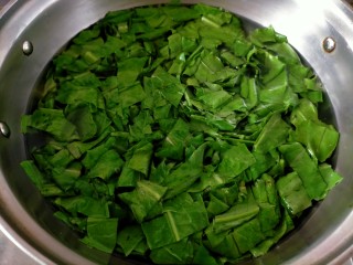 4、凉拌千张,用焯千张的水焯莴笋叶