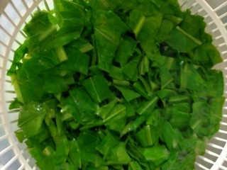 5、凉拌千张,变色捞出过凉水两遍，挤干水分备用