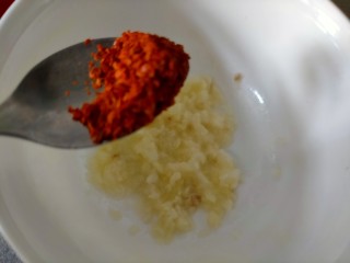 7、凉拌千张,加半勺辣椒面