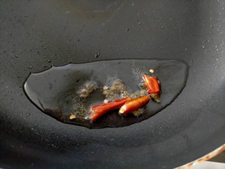 8、凉拌千张,将锅倾斜，热锅烧一点油，放少许花椒和干辣椒炸香