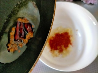 9、凉拌千张,干辣椒变黑即可，倒入大蒜碗中