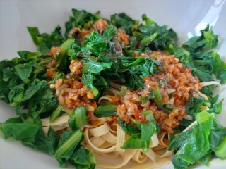 13、凉拌千张,把酱汁浇到千张上