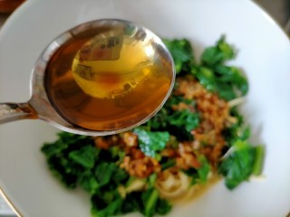 14、凉拌千张,加一勺苹果醋