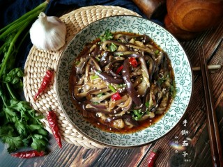 11、风味手撕茄子,然后用筷子轻轻翻一下，让茄子均匀入味后装盘。