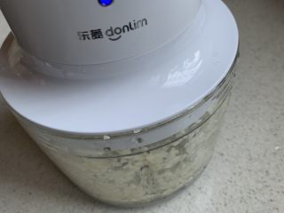 2、手撕杏鲍菇,大蒜放入搅拌机搅成蒜泥