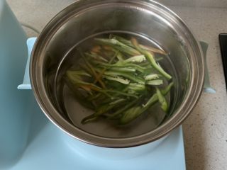 4、手撕杏鲍菇,青椒在开里烫几秒钟