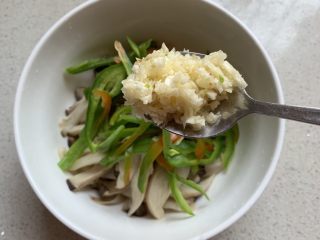 7、手撕杏鲍菇,放入蒜泥