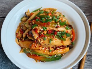 14、手撕杏鲍菇,装盘撒葱花开吃