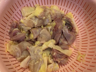 1、葱油焖鸡,鸡切块，洗干净，沥干水