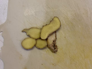 2、葱油焖鸡,姜洗干净，切片