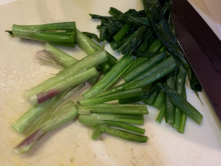 3、葱油焖鸡,葱洗干净，切段