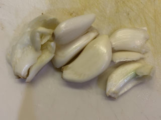 4、葱油焖鸡,蒜瓣拍扁，去掉皮
