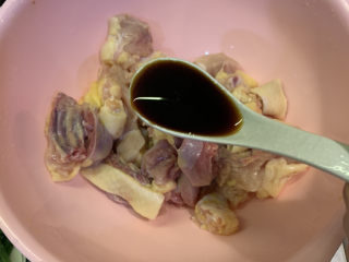 6、葱油焖鸡,放入一勺生抽