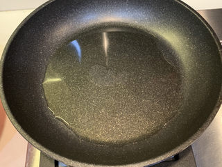 8、葱油焖鸡,冷锅热油